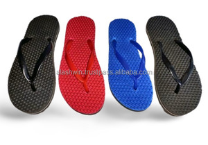 Venta al por mayor de las mujeres zapatillas al aire libre sandalias de moda de verano de diseño de las mujeres zapatillas de goma chanclas para las mujeres - Product Image 2