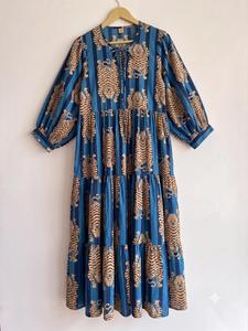 Robe midi ample à col en coton 100% pur, coupe évasée, imprimé floral numérique, manches 3/4, fermeture boutonnée, respirante - Product Image 1