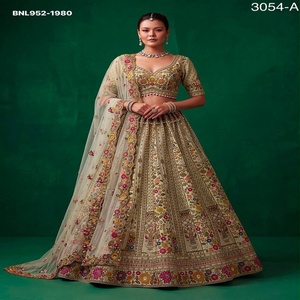 Hermoso Conjunto Lehenga de Seda Gadhwal con Hilo de Flores Coloridas, Cristales, Perlas, Lentejuelas y Diamantes de Circonio, a Precio de Mayoreo - Product Image 1