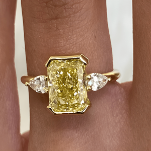Anillo de compromiso de diamante amarillo de talla radiante en oro amarillo con piedras laterales marquesa, engaste de puntas tipo brújula para mujer. - Product Image 1