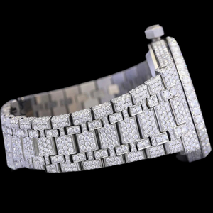 Montre en or blanc haut de gamme entièrement sertie de diamants Moissanite en acier inoxydable personnalisée avec sertissage clos et cadran arabe - Product Image 5