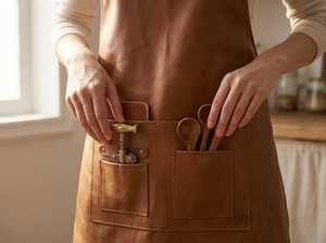 Delantal de Cuero para Cocina y Taller, Delantal de Barista con Bolsillos Delanteros, Diseño Ajustable con Tirantes Cruzados en la Espalda, Sin Mangas - Product Image 6