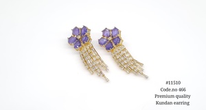 Boucles d'oreilles pendantes Kundan 11510, plaquées or, en laiton, bijoux fantaisie, motif fleur, avec pompon en rubis verts, pour mariage et fêtes. - Product Image 5
