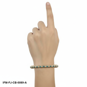 Brazalete Tejido a Mano Tissé Talvyn en Beige Cálido con Fibra de Rafia y Elegantes Detalles en Verde Azulado, con un Estilo Artesanal Moderno. - Product Image 3