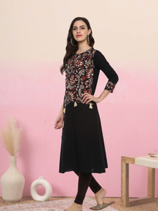 Kurta noire en coton slub imprimé Kalamkari pour femme, coupe trapèze, col rond, manches trois-quarts, style ethnique décontracté. - Product Image 2