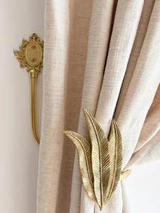 Gancho decorativo de pared con acabado dorado premium en forma de hoja de plumas para sujetar cortinas, ideal para sala de estar, dormitorio y ventanas de balcón. - Product Image 2