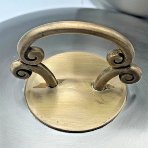 Elegante Cubitera Metálica con Tapa Dorada Ornamentada, Cuerpo Acampanado y Cuchara Metálica a Juego para Fiestas - Product Image 4