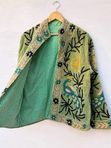 Chaqueta de terciopelo verde salvia con bordado indio de motivos de pavo real, estilo bohemio, corta, hecha a mano, para mujer, estilo Suzani, para invierno. - Product Image 4