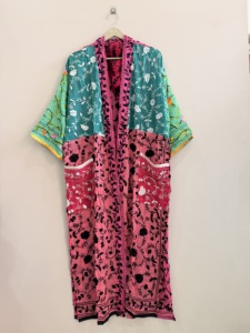 Robe kimono longue en viscose georgette à col en V brodée de fleurs Phulkari pour femmes, vêtements de détente de luxe - Product Image 2