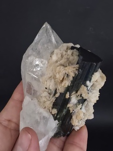 Espécimen de Cuarzo Turmalina Negra de Forma Irregular, Origen Pakistán - Product Image 1
