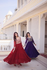 Magnifiques robes Anarkali pour femmes en tissu Georgette effet fleuri, ornées de paillettes et de Zari, avec broderie en pipe. - Product Image 4