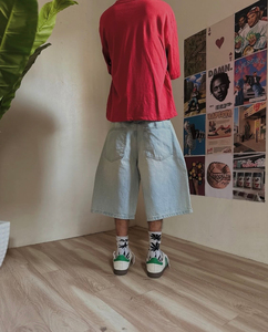 Pantalones cortos de mezclilla azul claro para hombre con diseño frontal de dragón y esferas del dragón bordados a mano, estilo casual, cintura media con botones. - Product Image 3