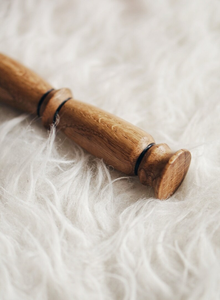 Crochet en bois J-10 (6 mm) : Outil ergonomique en bois fait main - Product Image 5