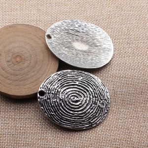 Pendentif Anneaux d'<span class=keywords><strong>Arbre</strong></span> Concentriques 59x47mm en Alliage de Zinc Argent Vieilli pour Souvenir de <span class=keywords><strong>Mariage</strong></span> en Forêt - Product Image 2