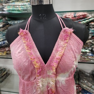 Vestido maxi tie-dye para mujer, cuello halter, sin mangas, corte holgado, estilo bohemio, para playa o vacaciones, con abertura frontal y bordado. - Product Image 2