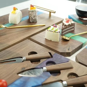 Tabla de Quesos de Madera de Nogal Negro 100% Ecológica y Duradera, Tabla de Cortar Rectangular con Cuchillos - Product Image 4