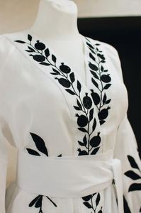 Robe kimono kaftan pour femme, col en V, manches bouffantes, formelle, écologique, respirante, avec imprimé floral - Product Image 3