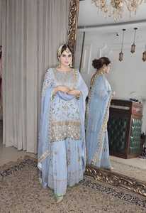 Ensemble Sharara élégant en Faux Georgette lourdement brodé avec Dupatta en Soie Organza, Tenue de Mariage Indienne et Pakistanaise, Paillettes, Perles et Dentelle - Product Image 4