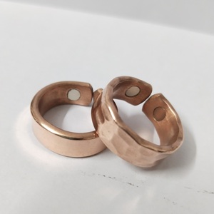 Bague en cuivre magnétique minimaliste ajustable à extrémités ouvertes, simple et thérapeutique, avec aimants intégrés, en vente - Product Image 4