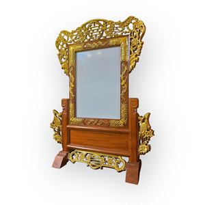 Les cadres photo utilisés pour les autels ancestraux sont de différentes tailles et sont souvent sculptés et dorés. - Product Image 4