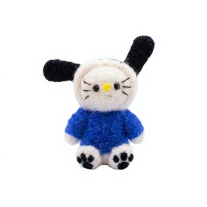 Poupées lapins en feutre de laine 100% certifiée, faites à la main, écologiques, avec pulls bleus, petites décorations de Noël d'intérieur de style dessin animé - Product Image 2