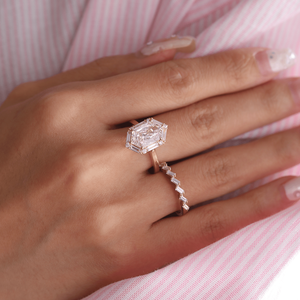 Anillo de Oro Real con Diamante Hexagonal de 2.5 Quilates Creado en Laboratorio, Estilo Boutique, Corte Duquesa, Hecho a Mano, con Halo, para Boda - Product Image 1