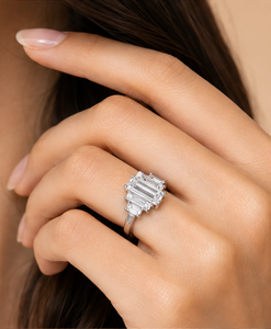 Anillo de Diamantes de Lujo con Cinco Piedras de Corte Esmeralda, Oro Blanco de 18K, Diamantes Cultivados en Laboratorio, Anillo de Aniversario Nupcial Elegante con Facetas de Corte Graduado - Product Image 4