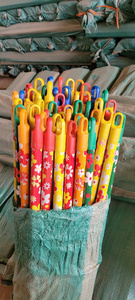 Escoba de Plástico con Mango de Madera con Diseño de Flores Coloridas, con Gancho y Cerdas Duras para Limpieza de Pisos - Product Image 4