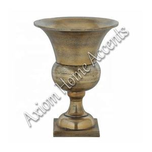 Jarrón de porcelana moderno con diseño elegante, ideal para la decoración lujosa del hogar y el jardín de Axiom Home Accents - Product Image 1