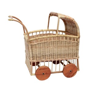 Poussette pour poupée en rotin naturel artisanal avec poignée courbée, panier tissé avec auvent et roues en bois pour la chambre d'enfant - Product Image 6