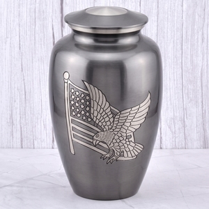 Urna Funeraria de Latón Cepillado Gris para Cenizas Humanas con Diseño de Bandera Americana y Águila, Urna Conmemorativa para Funeral - Product Image 1