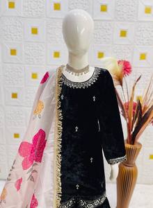 Ensemble Sharara en velours noir pour enfants avec broderie – Tenue ethnique pour filles pour les occasions spéciales - Product Image 5