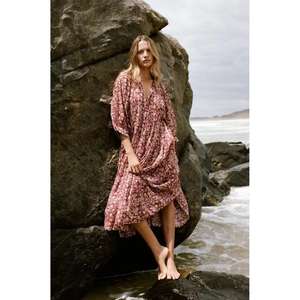 Robe maxi Kyra élégante, de qualité supérieure, stylée et traditionnelle, dans une palette de motifs floraux et de sumac, pour femmes. - Product Image 3