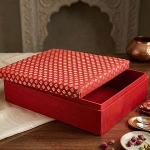 Boîte cadeau en carton imprimé pour sari |   Boîte à sari de style couvercle Ciel et Terre |   Boîte d'emballage de luxe pour sari - Product Image 1