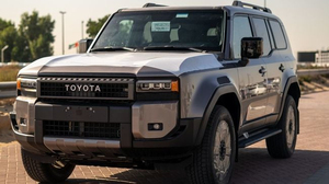 รถยนต์โตโยต้า ปราโด ปี 2025 ใหม่เอี่ยม เครื่องยนต์ดีเซล 4.1-6 ลิตร เทอร์โบ ไอ-ฟอร์ซ เกียร์อัตโนมัติ พวงมาลัยซ้าย หลังคาพาโนรามิกสีดำ ไฟ LED ล้ออัลลอย ภายในตกแต่งด้วยหนัง - Product Image 2