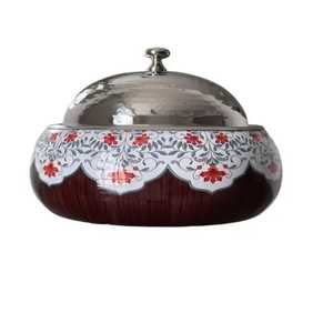 Bol à fleurs avec couvercle métallique martelé, motif floral rouge, feuille verte, base blanche, fond brillant foncé, accessoire de table formel haut de gamme - Product Image 1