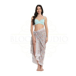 Sarong en coton imprimé à la main avec motifs Perle Corail et Gris Cendré pour femme, léger, idéal comme paréo de bikini, pour la plage et les vacances d'été - Product Image 6