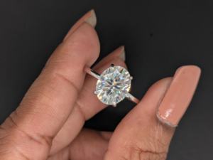 Anillo de compromiso de oro blanco de 14K con moissanita de corte ovalado y engaste de garras, certificado, moderno, con halo oculto, de Lurba Jewels para mujer - Product Image 2