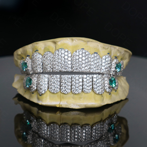 Juego de Grillz con Diamantes y Detalles en Esmeralda |   Grillz Dentales Personalizados con Incrustaciones de Oro Blanco - Product Image 1