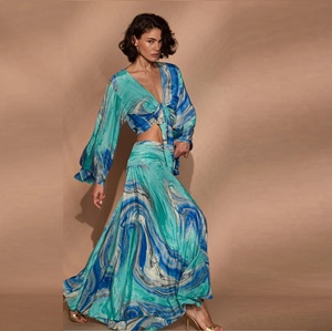 Ensemble coordonné imprimé ethnique bohème pour femme – Haut court à manches longues évasées et col en V à nouer avec jupe longue – Assortiment varié - Product Image 1