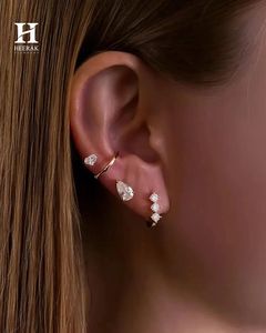 Pendientes Huggie de Oro de 14K con Tres Diamantes, Fabricante de Joyería Fina de Lujo - Product Image 3