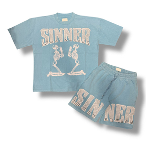 Ensemble T-shirt et short décontracté pour homme, style streetwear personnalisé, à manches courtes, avec lettrage orné de strass et sérigraphie - Product Image 1