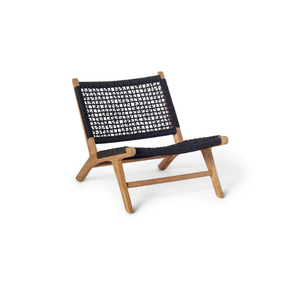 Chaise longue d'extérieur moderne en teck massif avec assise et dossier tressés noirs pour patio, terrasse, hôtel et usage commercial - Product Image 1