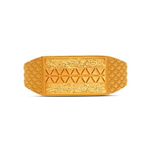 Bague Chevalière Géométrique de Luxe Plaqué Or pour Homme avec Triangle Intricat Gravé, Face Rectangulaire et Bande Texturée - Product Image 3