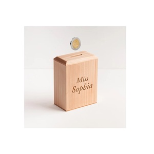 Tirelire en bois personnalisée faite à la main avec nom gravé, boîte à monnaie en bois pour cadeau de baptême ou d'anniversaire |   Tirelire en pin naturel - Product Image 1
