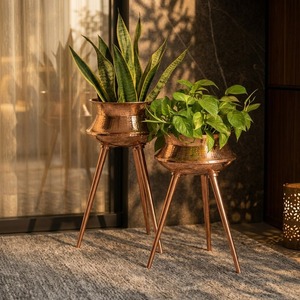 Jardinières modernes du milieu du siècle en cuivre, faites à la main, sur trépied, ensemble de vases décoratifs d'intérieur - Product Image 4