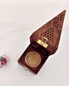 Hermoso quemador de incienso de madera diseñado para una experiencia aromática elegante en la sala de estar, creando una atmósfera relajante. - Product Image 2