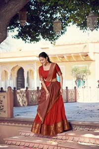 Lehenga Choli de Seda Roja con Borde Dorado, Traje Tradicional Indio para Bodas, para Mujer, Largo hasta el Suelo, Corte Regular - Product Image 2