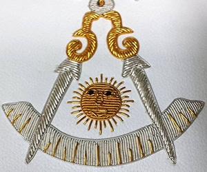 Tablier de Maître Ancien de la Loge Bleue avec Broderie à la Main en Fil d'Or et d'Argent, Régalia Maçonnique Premium, Fourniture de Tablier de Loge Cérémoniel pour Franc-Maçon - Product Image 3