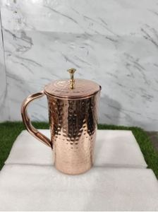 Ensemble de carafes en cuivre pour des présentations élégantes de dîners festifs, service d'eau en métal avec verres, durable et réutilisable pour le service à table. - Product Image 2